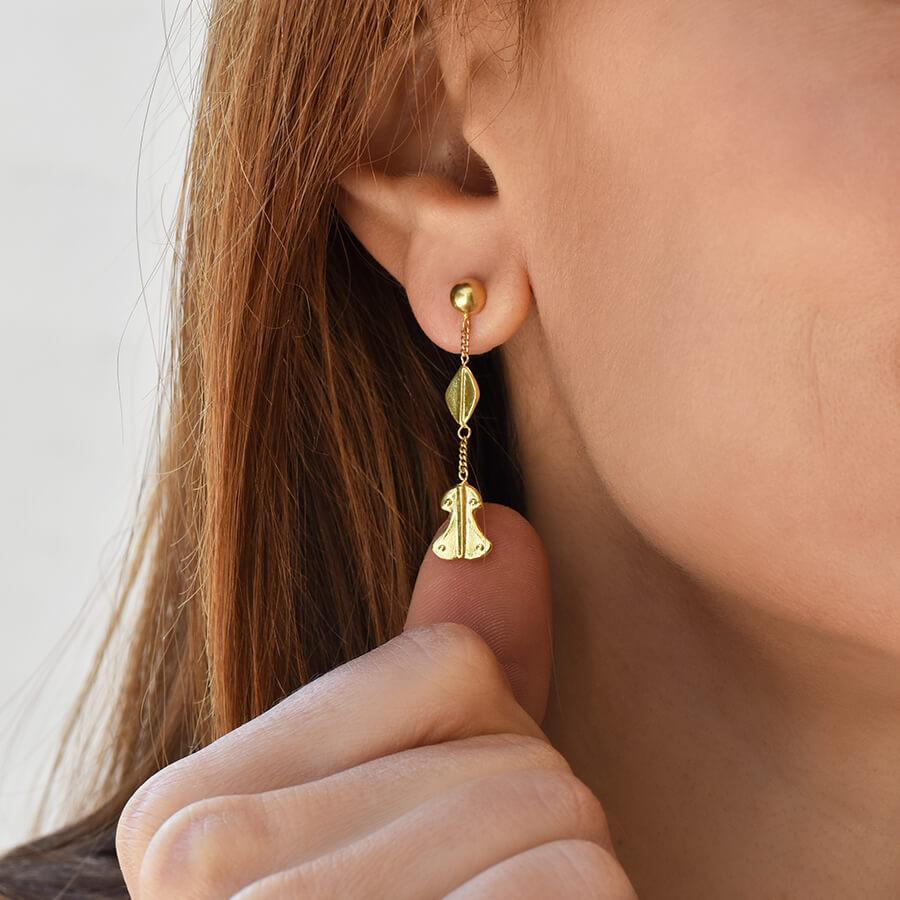 Helen of Troy single strand earrings in 18k gold
