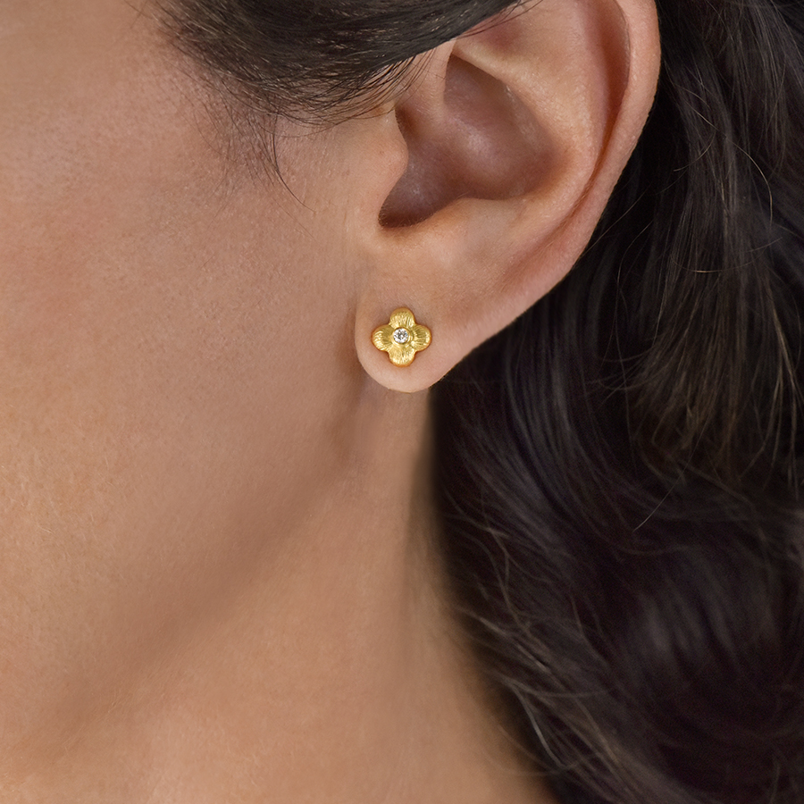 Theodora flower stud earrings in 18k gold and diamonds - Image 2
