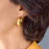 Neolithic hand-hammered hoop earrings in 18k gold with linear design - Image 2